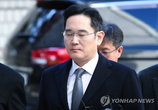 이재용 삼성전자 부회장이 6일 오후 서울 서초구 서울고등법원에서 열린 국정농단 사건 파기환송심 속행 공판에 출석하고 있다. (사진=연합뉴스)